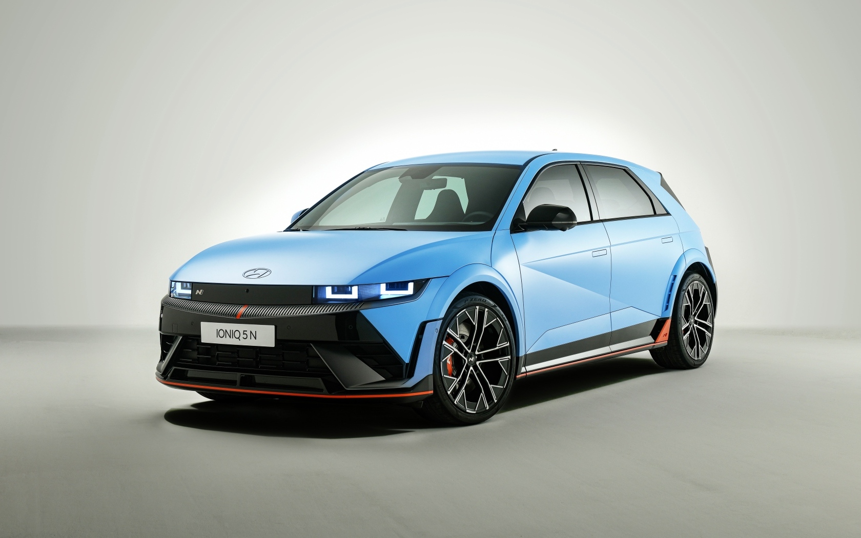 Голубой автомобиль Hyundai IONIQ 5 N