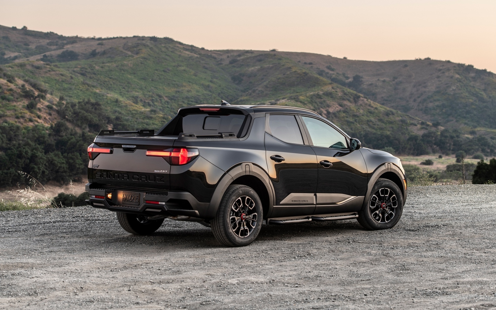 Большой черный пикап Hyundai Santa Cruz XRT 2024 года вид сзади