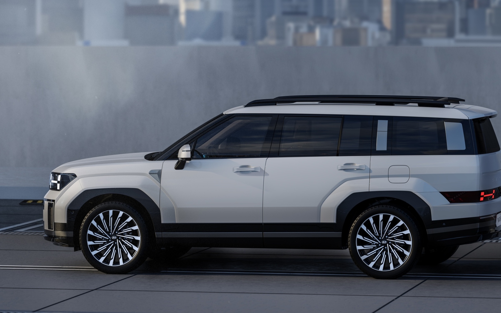 Вид сбоку на Hyundai Santa Fe 2024 года