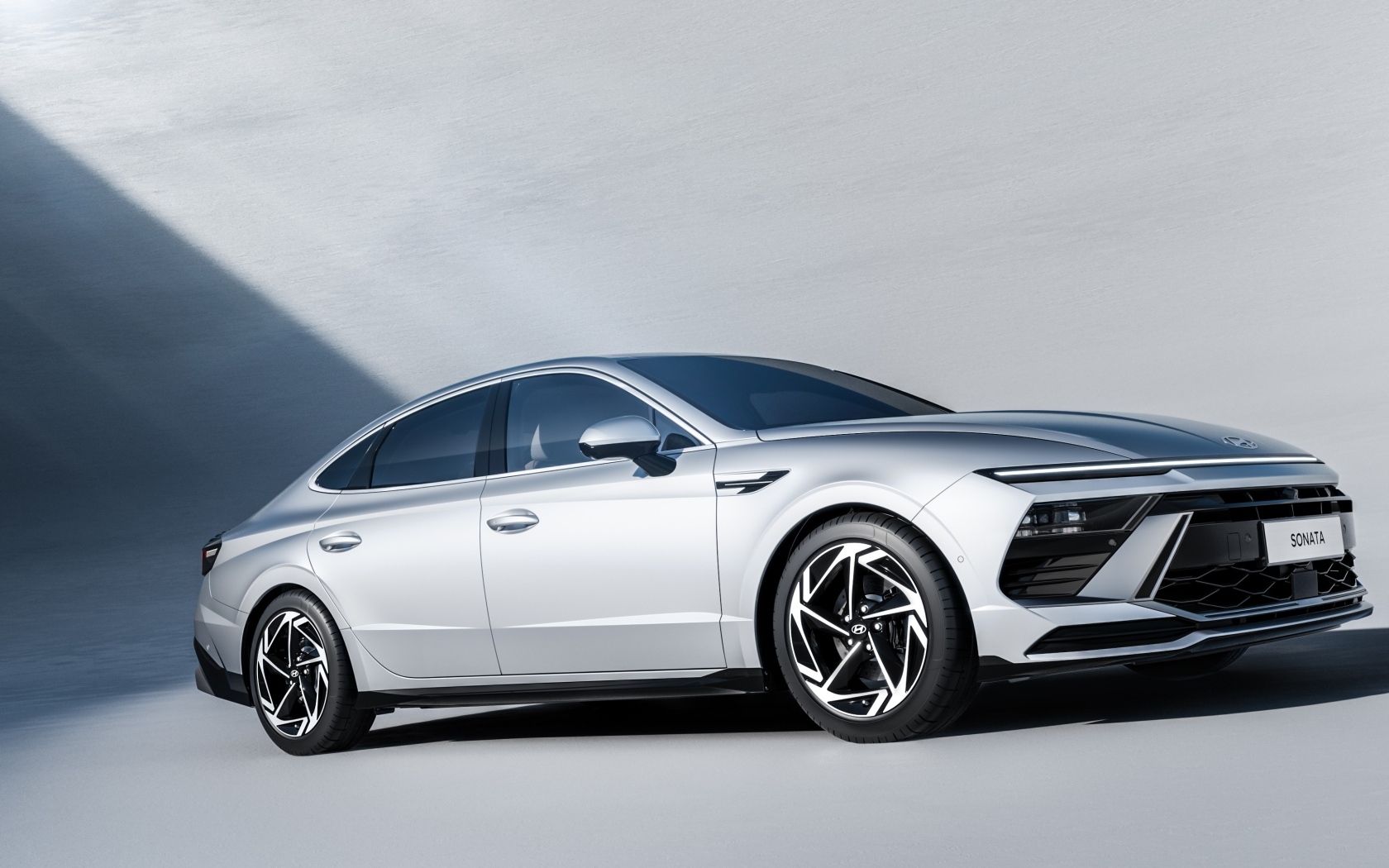 Серебристый новый автомобиль Hyundai Sonata 2023 года