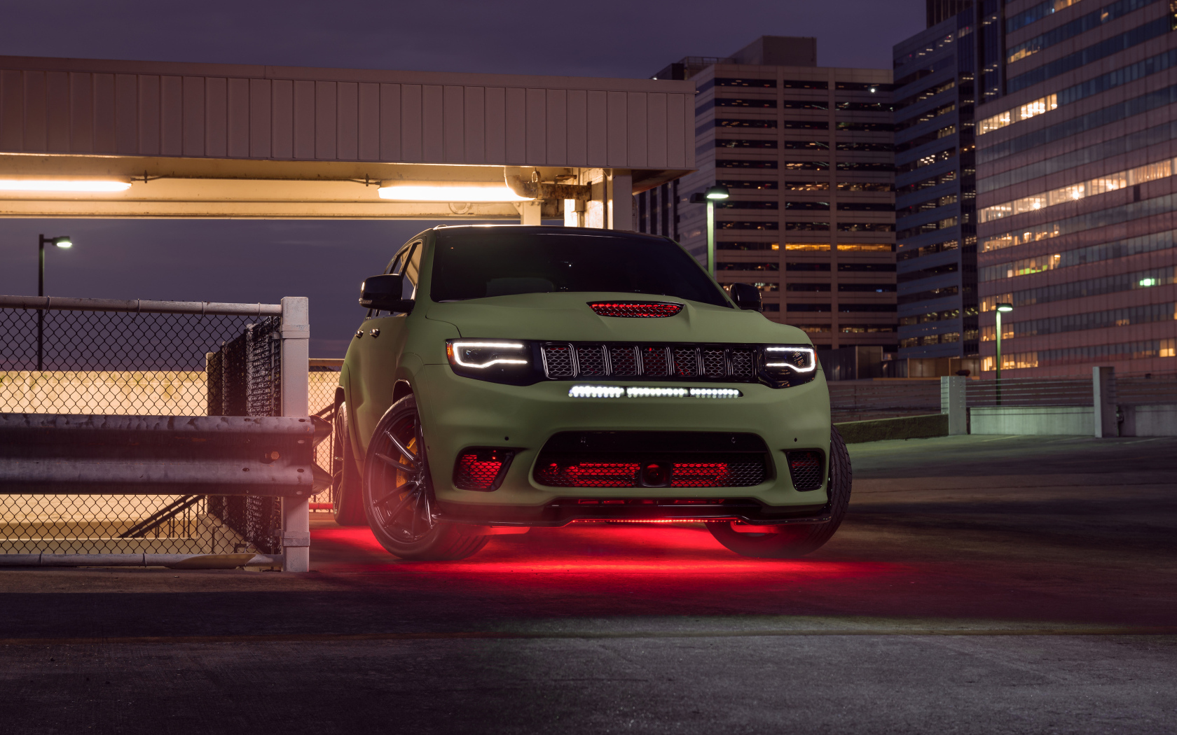 Большой стильный Jeep Trackhawk у здания