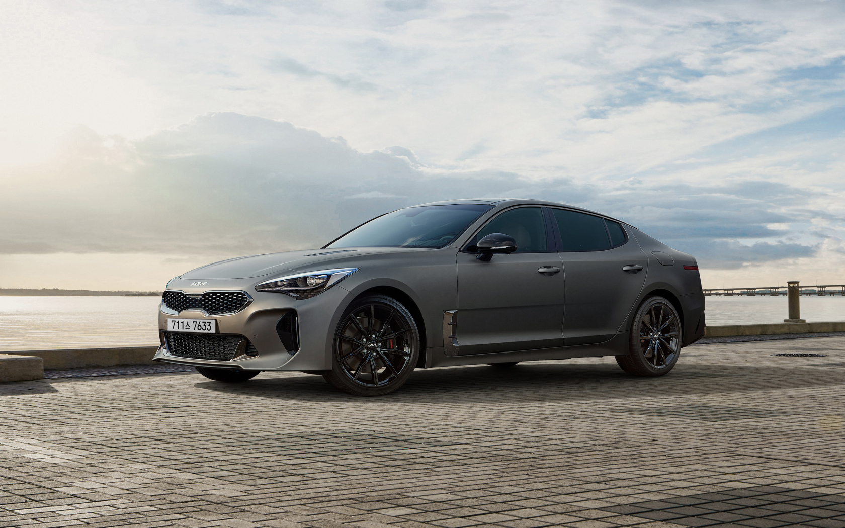 Автомобиль Kia Stinger GT Tribute 2023 на фоне красивого неба