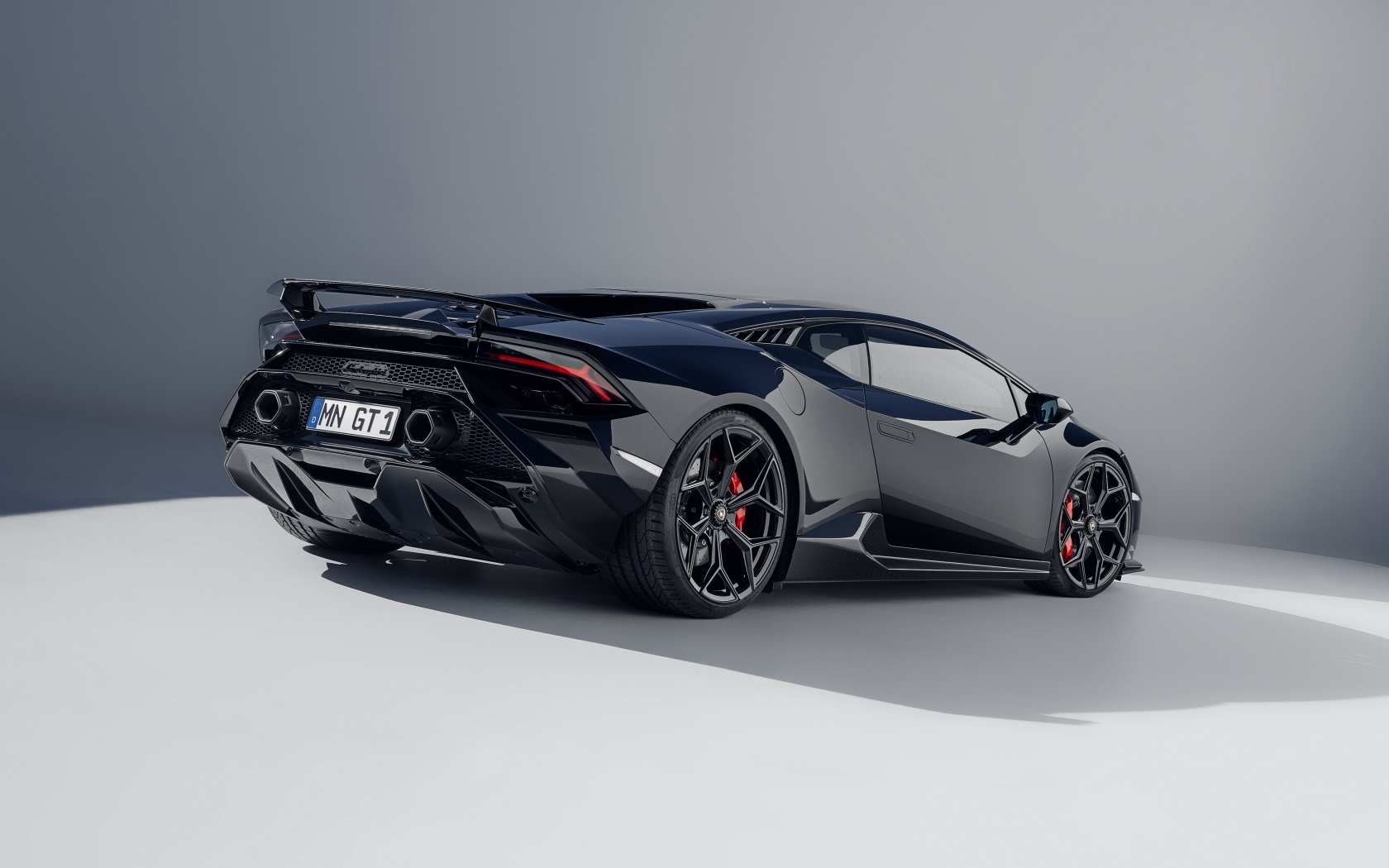 Автомобиль Lamborghini Huracán Tecnica 2023 года вид сзади