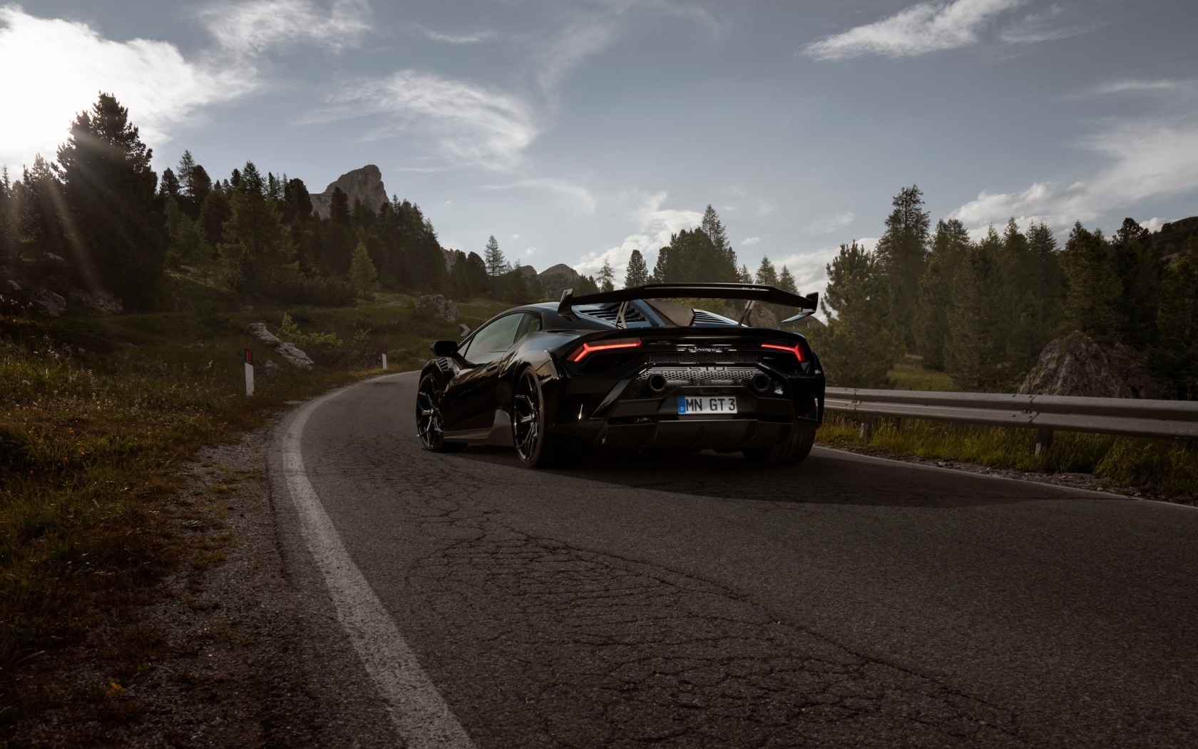 Быстрый Lamborghini Huracán STO на дороге