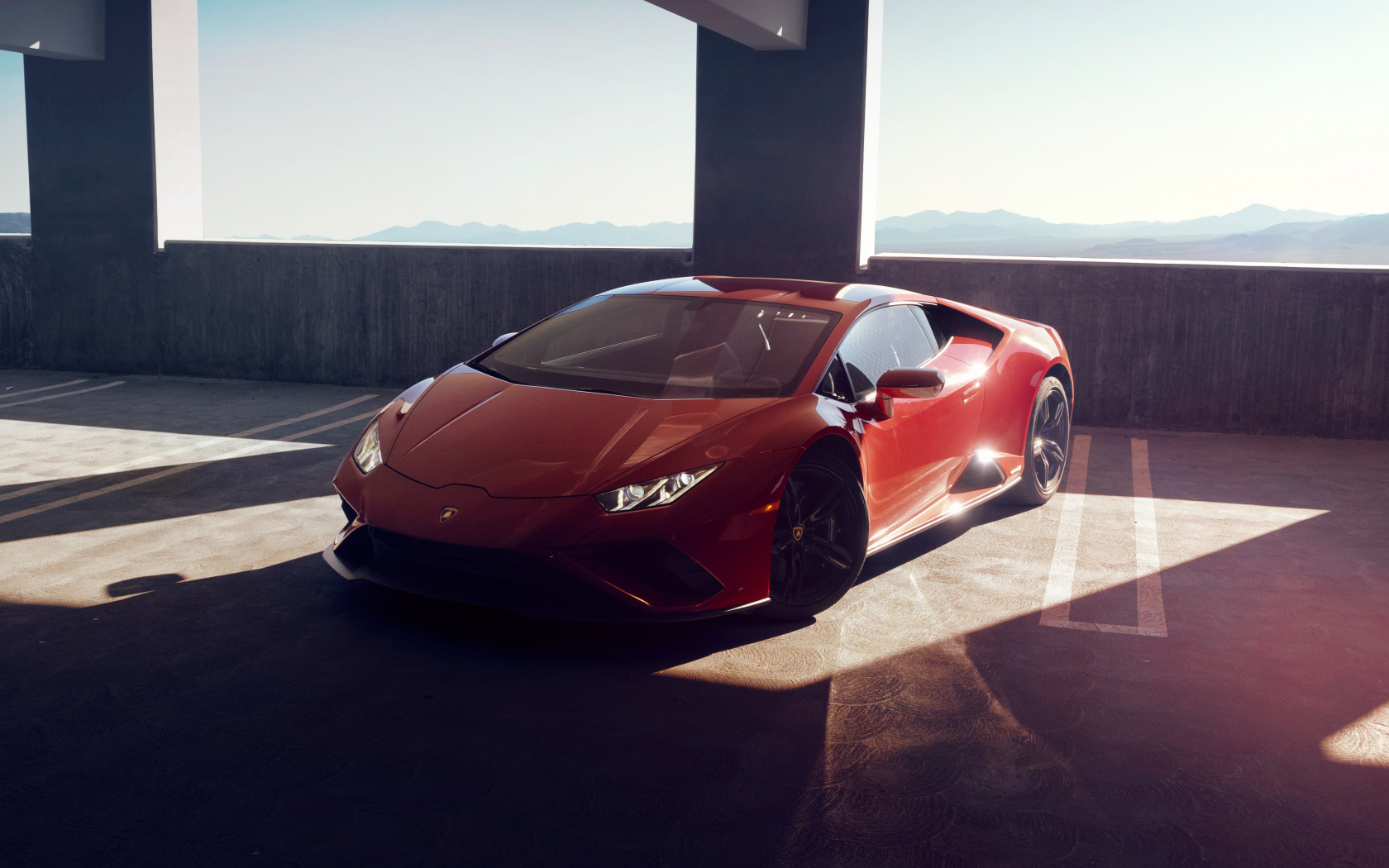 Быстрый красный автомобиль Lamborghini Huracan EVO RWD