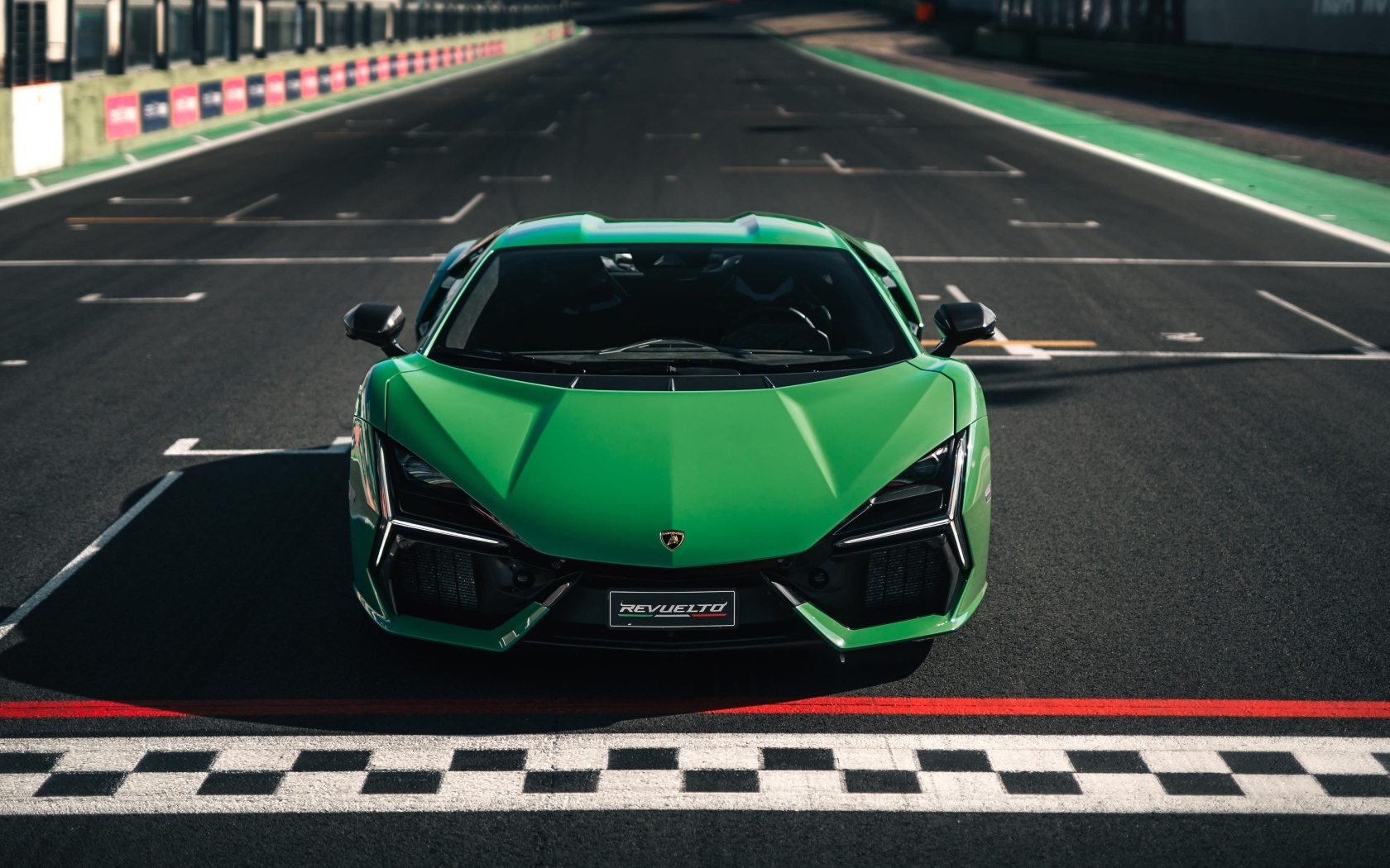 Зеленый спортивный автомобиль Lamborghini Revuelto 2023 года