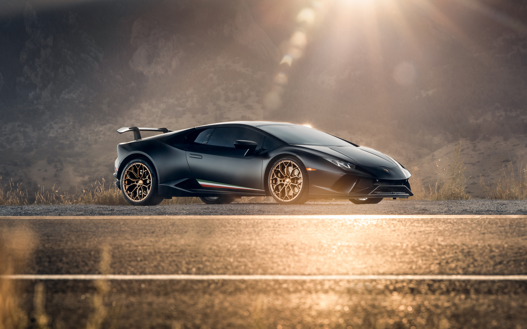 Автомобиль Lamborghini Huracan Performante в лучах солнца