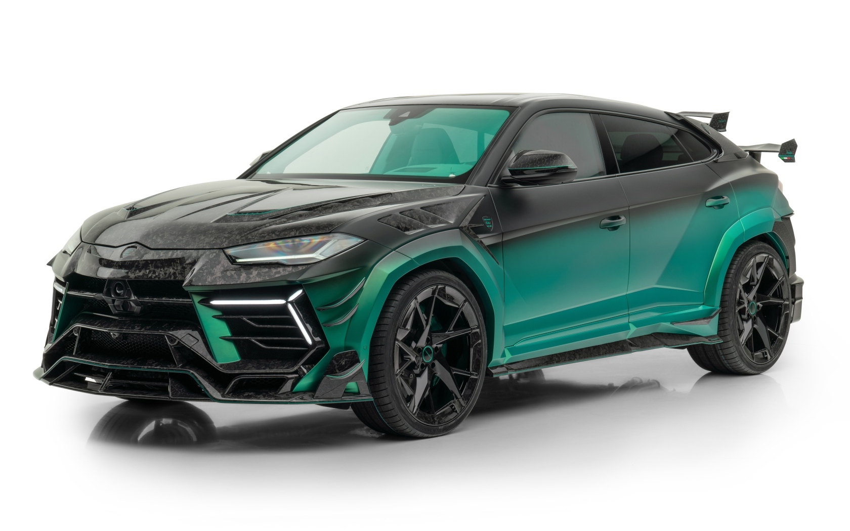 Автомобиль Lamborghini Urus Mansory Venatus S на белом фоне