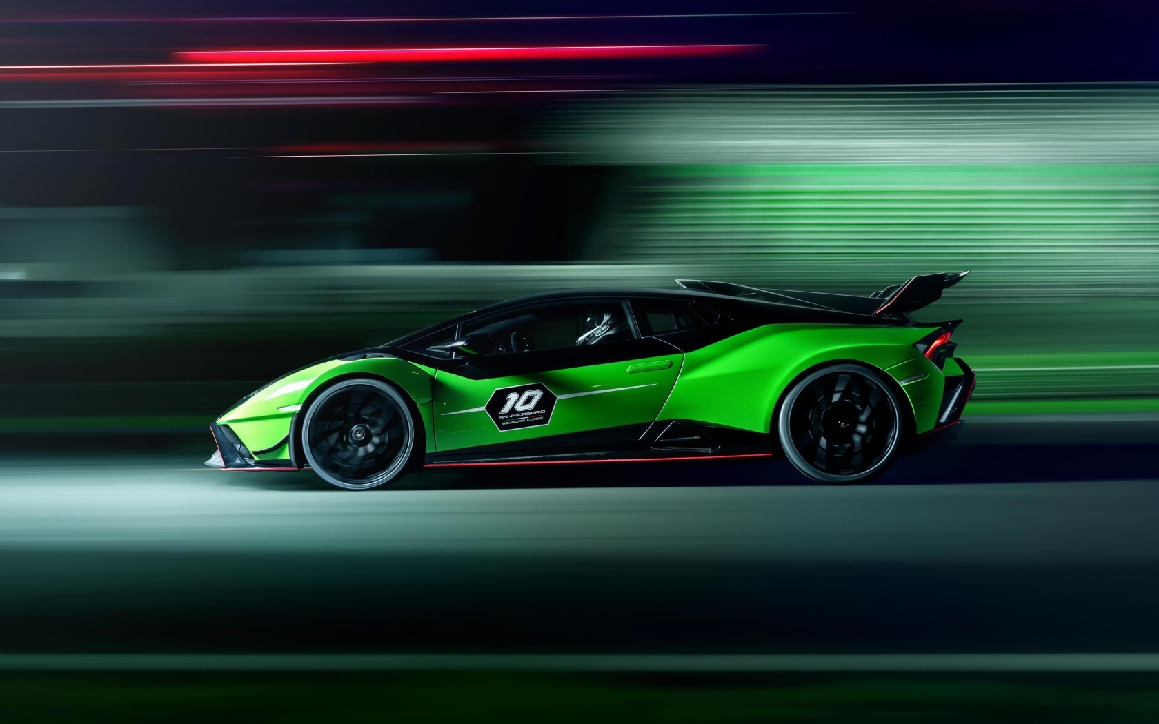 Вид сбоку на зеленый автомобиль Lamborghini Huracan STO SC 10 Anniversario