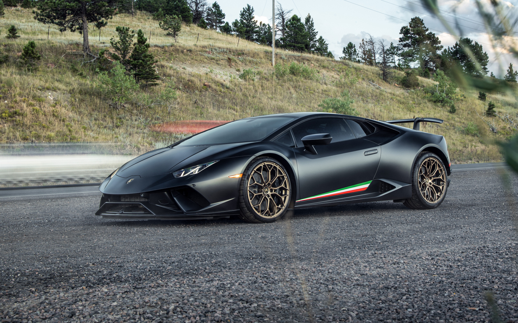 Спорткар Lamborghini Huracan Performante на дороге