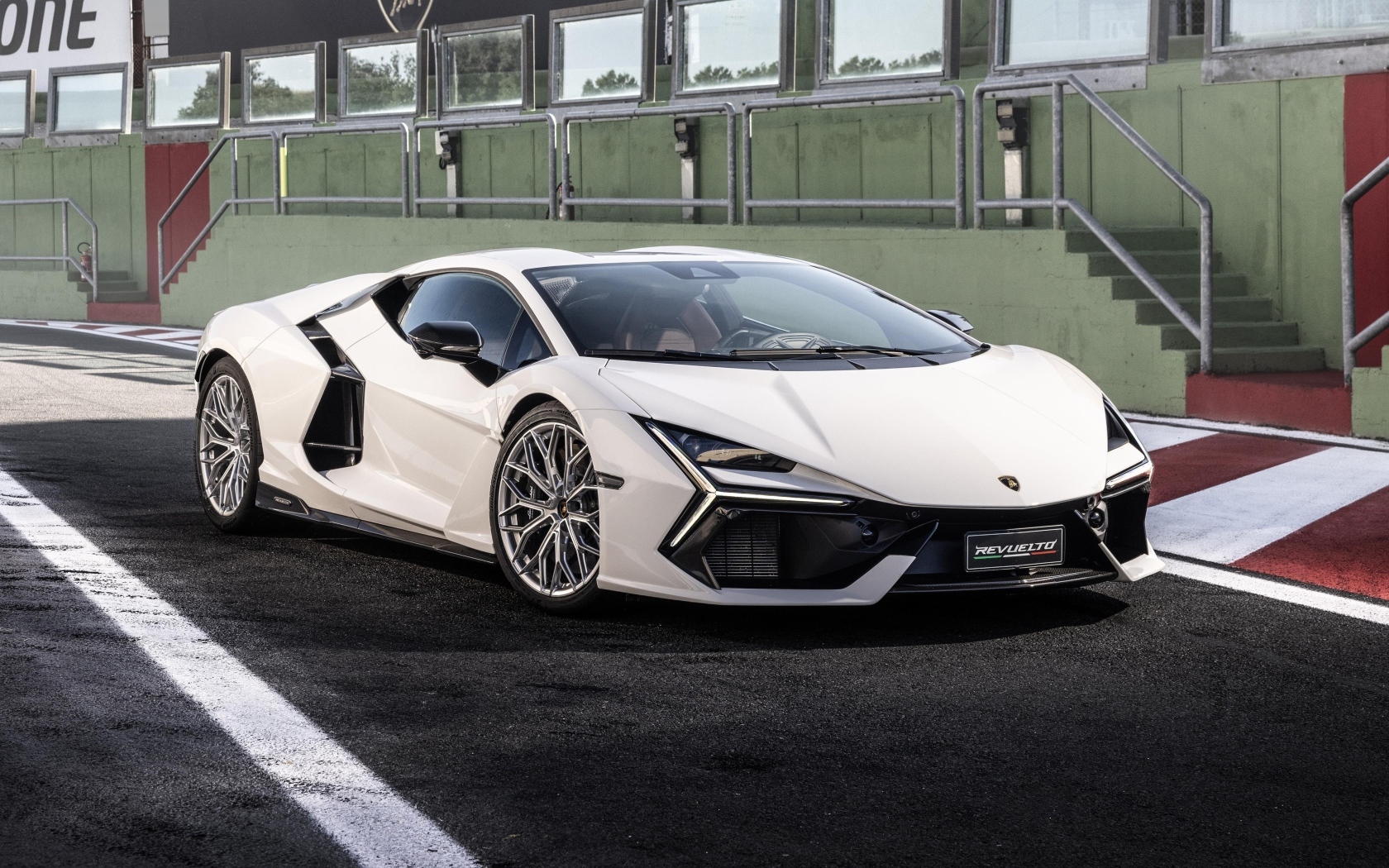 Белый автомобиль Lamborghini Revuelto