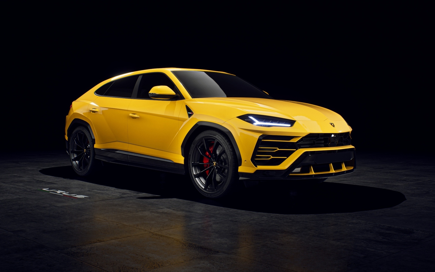 Желтый автомобиль Lamborghini Urus