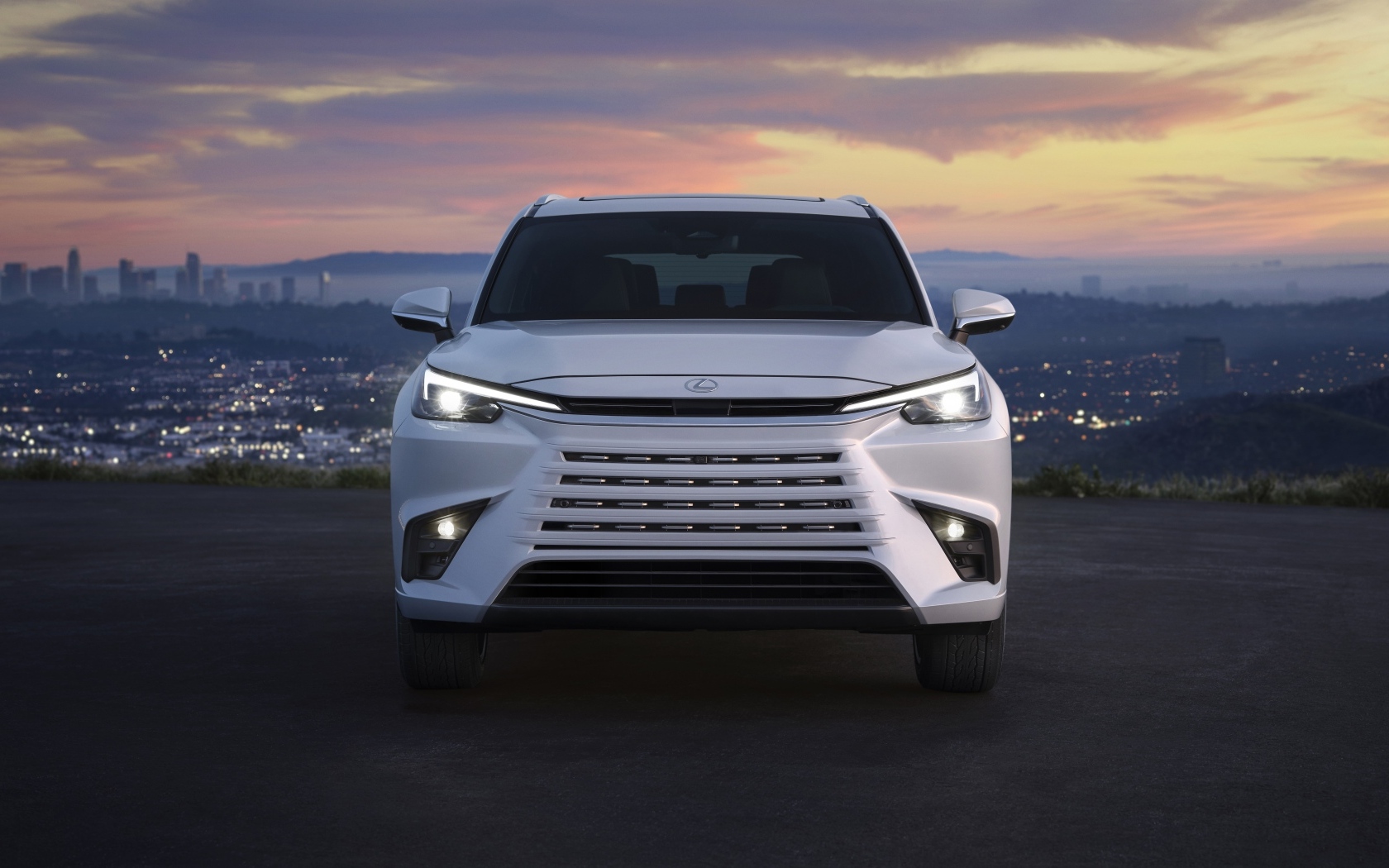 Вид спереди на автомобиль Lexus TX 350 Premium 2024 года