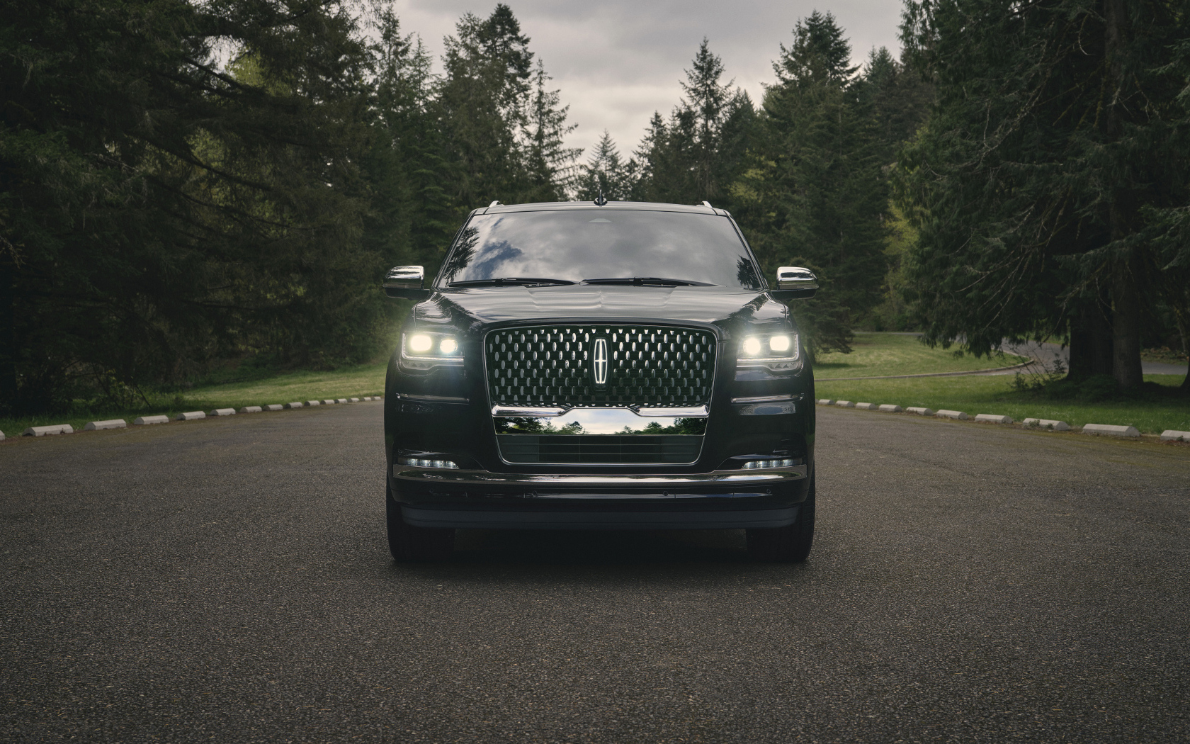 Автомобиль Lincoln Navigator, 2022 года вид спереди