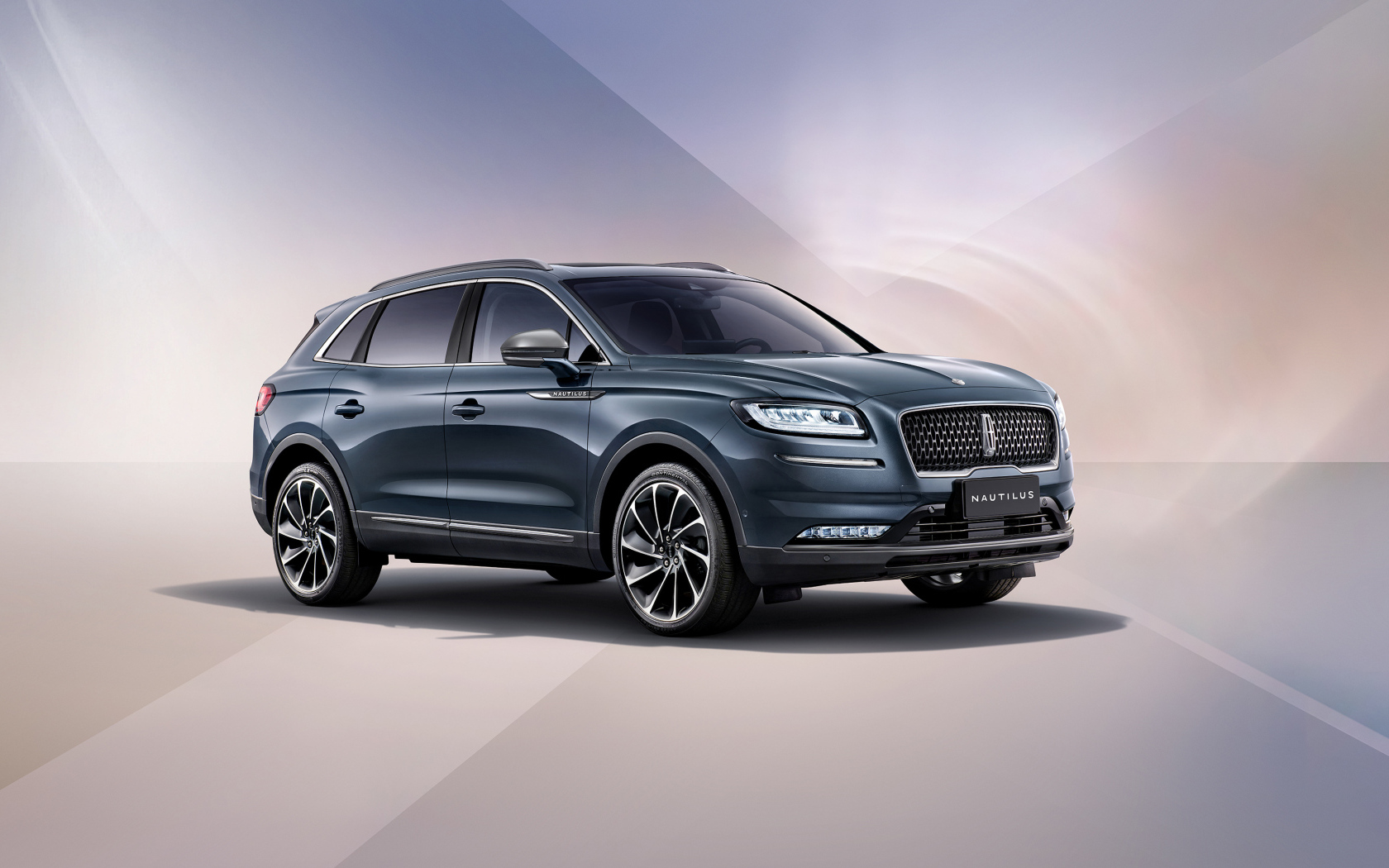 Серебристый внедорожник Lincoln Nautilus 100th Anniversary