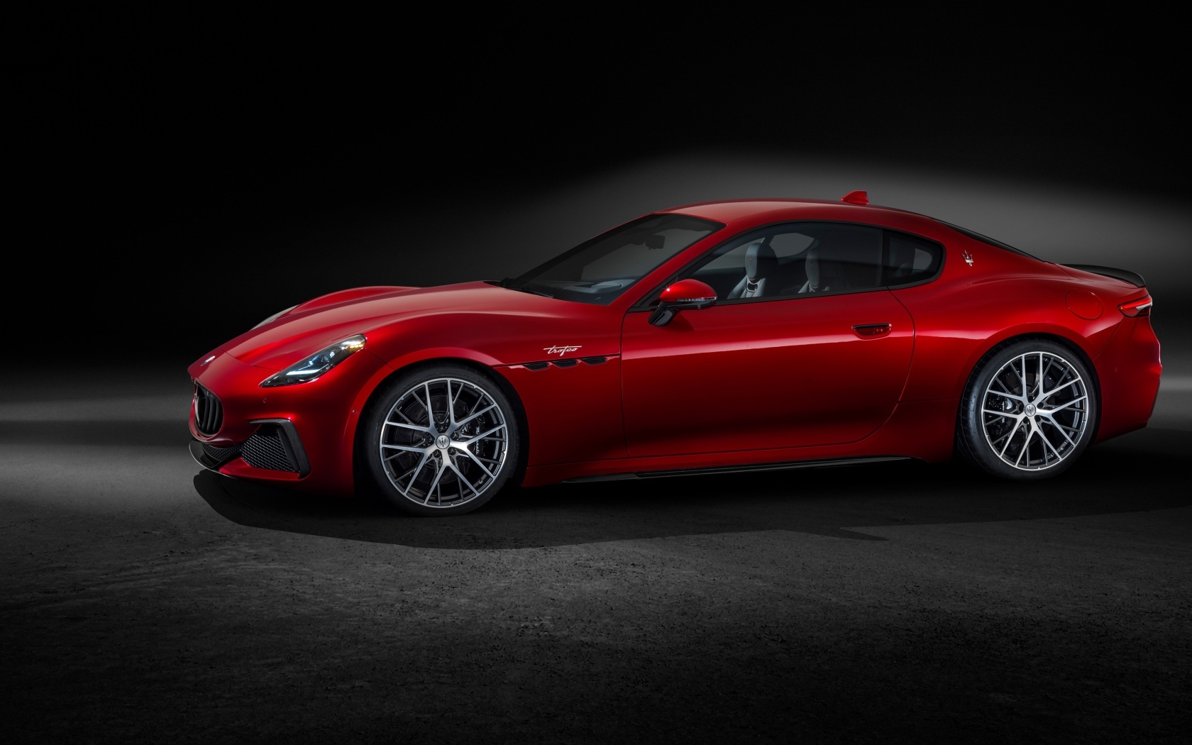 Красный автомобиль Maserati GranTurismo Trofeo 2023 года вид сбоку