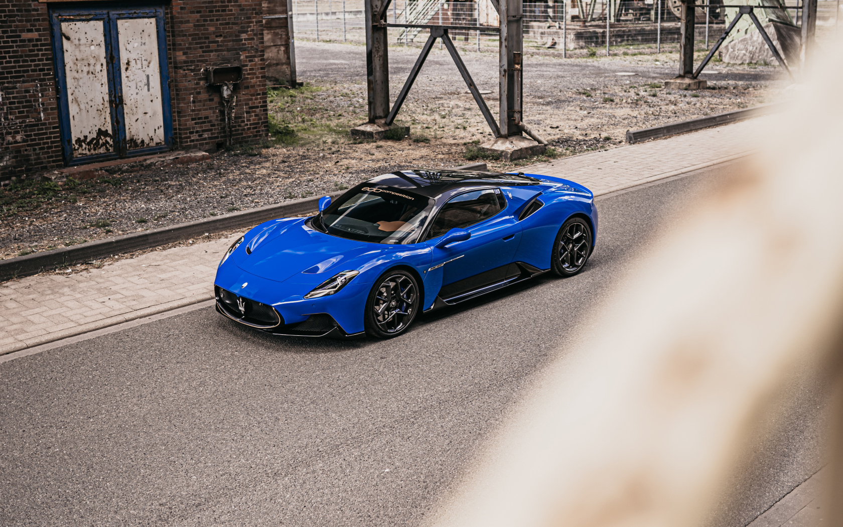 Синий автомобиль Maserati MC20 Coupé 2022 года