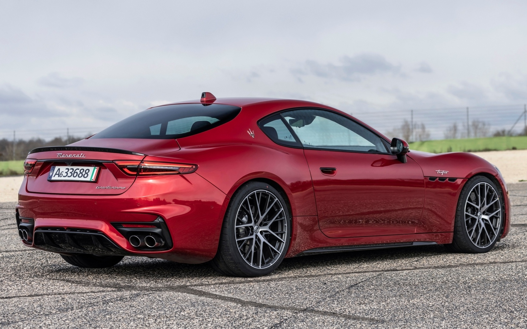 Красный Maserati GranTurismo Trofeo 2023 года вид сзади
