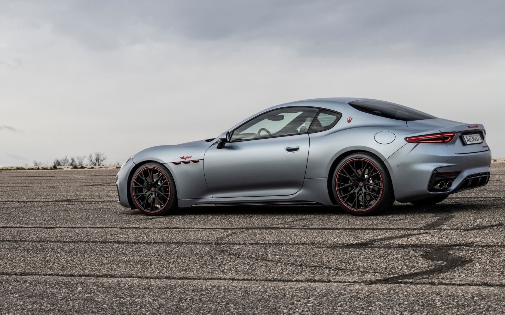 Серебристый Maserati GranTurismo Trofeo PrimaSerie 2023 года вид сбоку