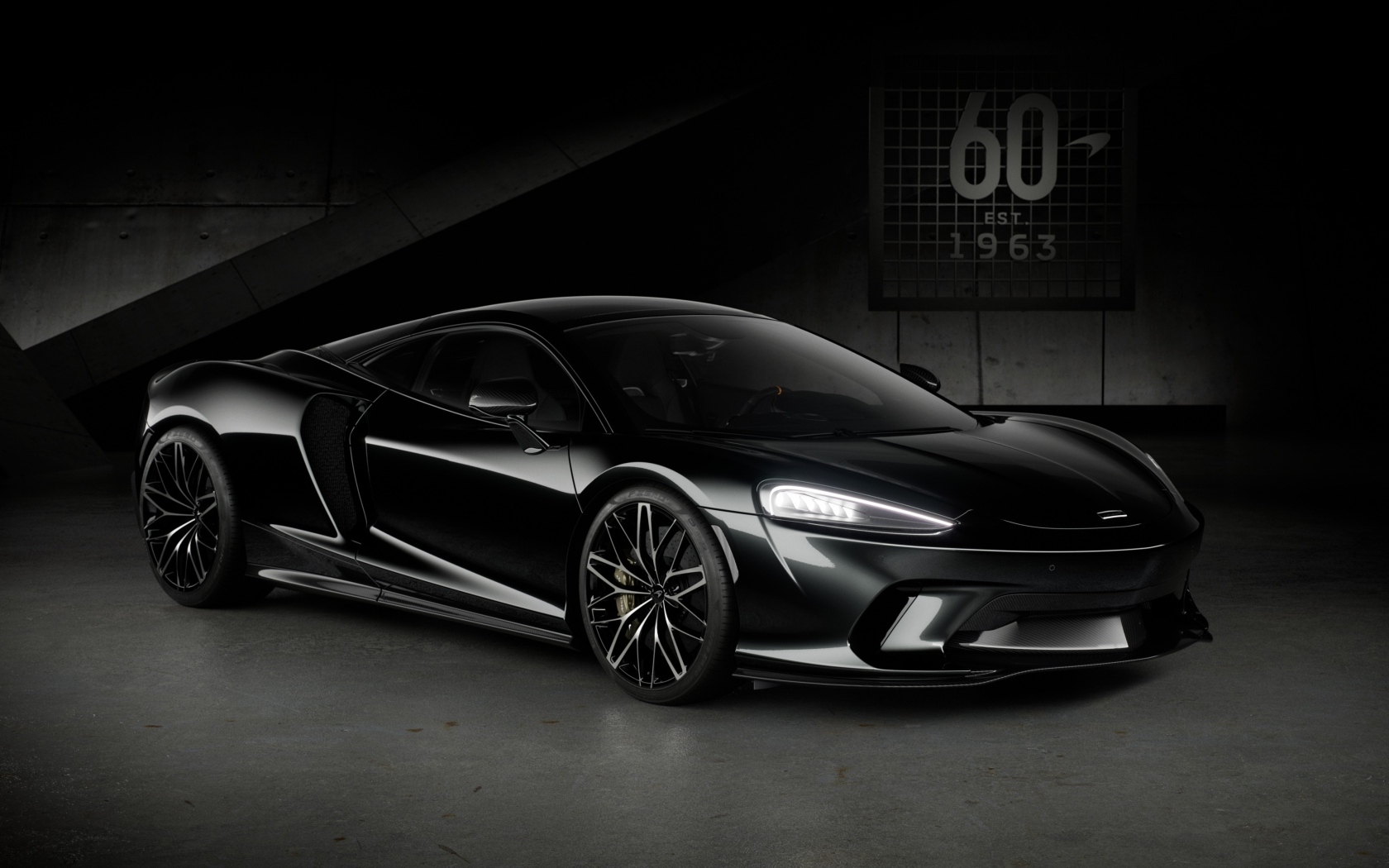 Черный автомобиль McLaren GT 60th