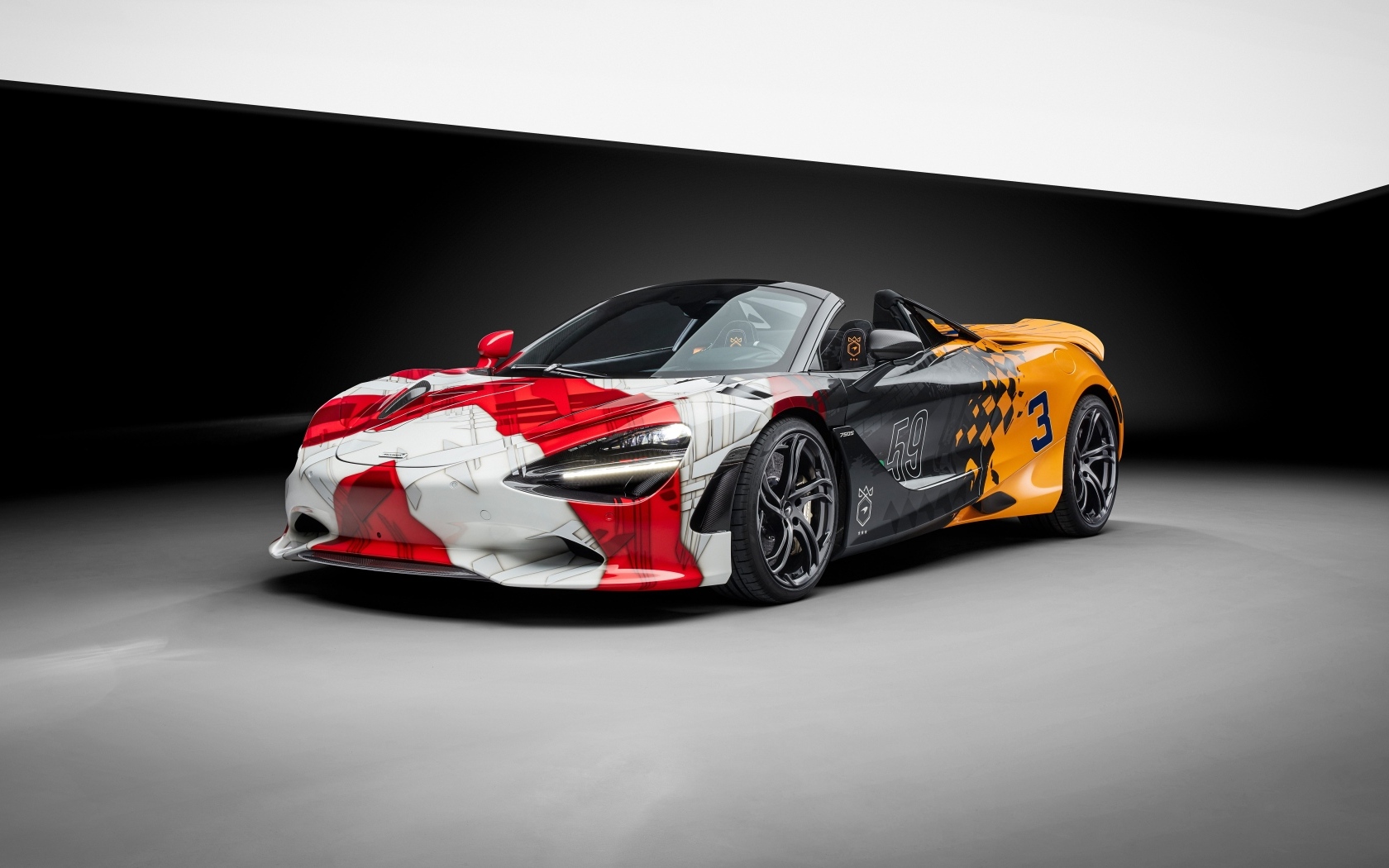 Яркий автомобиль McLaren 750S в здании