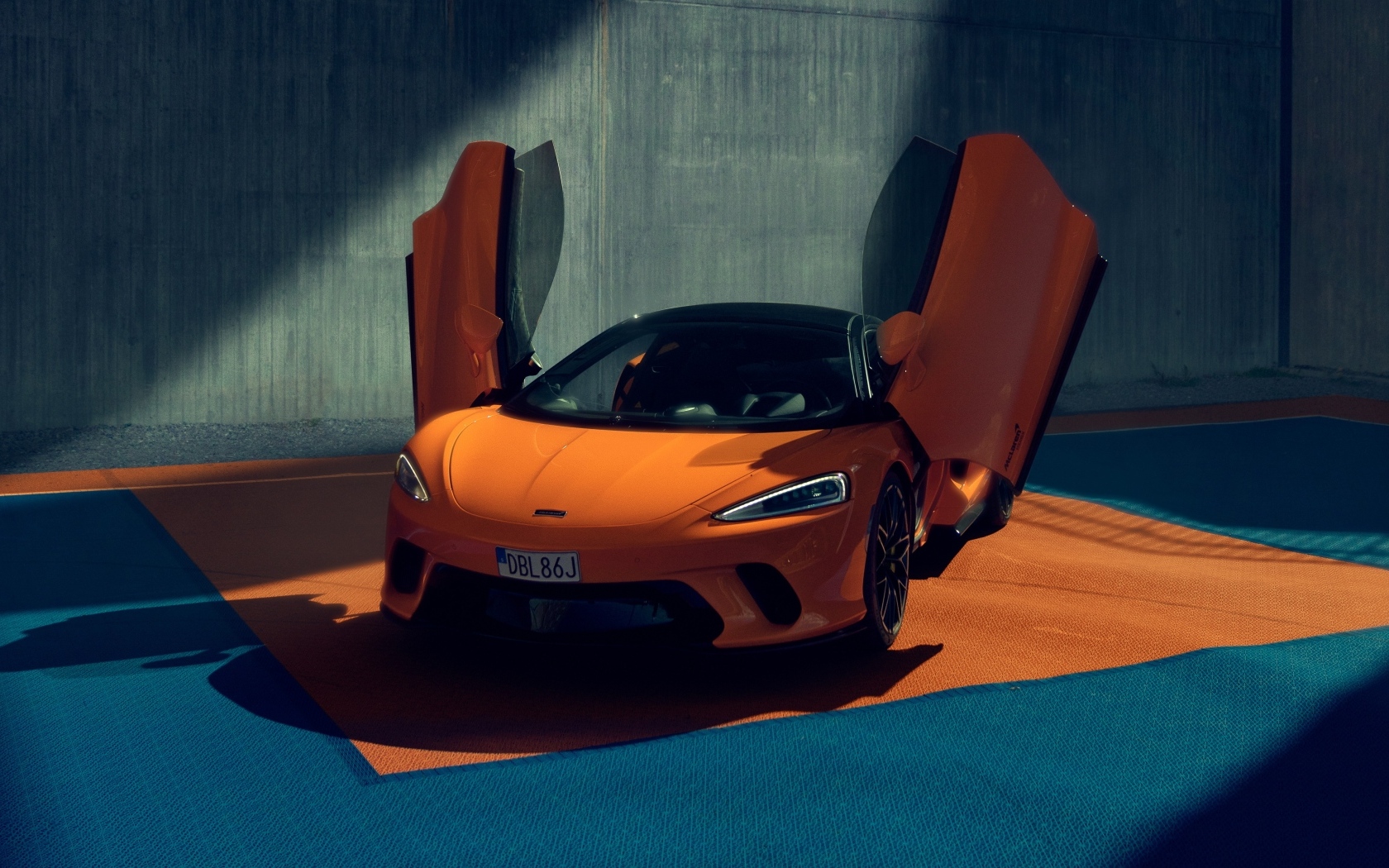 Спорткар McLaren GT с открытыми дверями