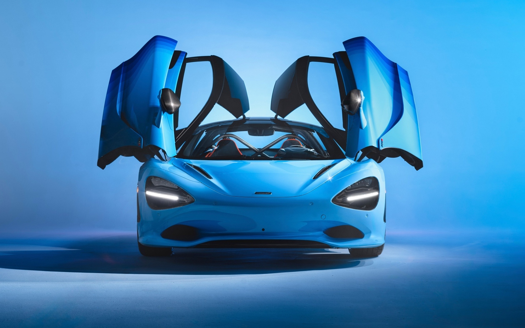 Автомобиль McLaren MSO 750S с открытыми дверями