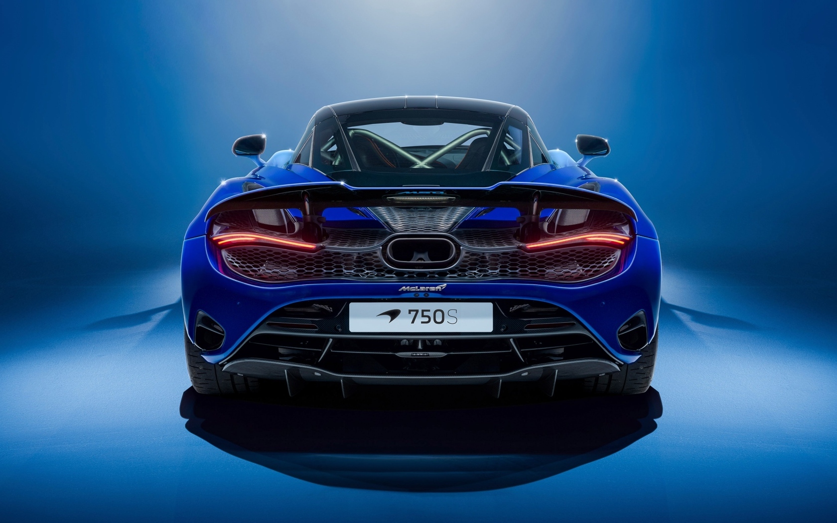Вид сзади на синий автомобиль McLaren MSO 750S