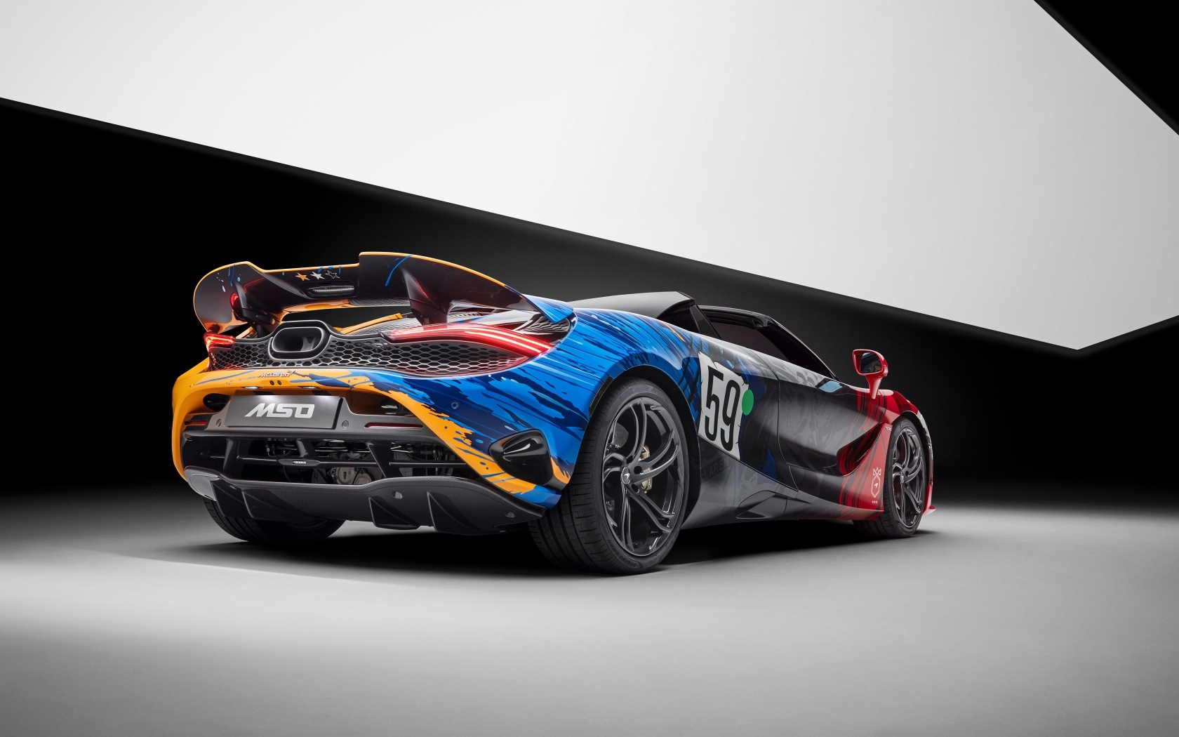 Вид сзади на автомобиль McLaren 750S