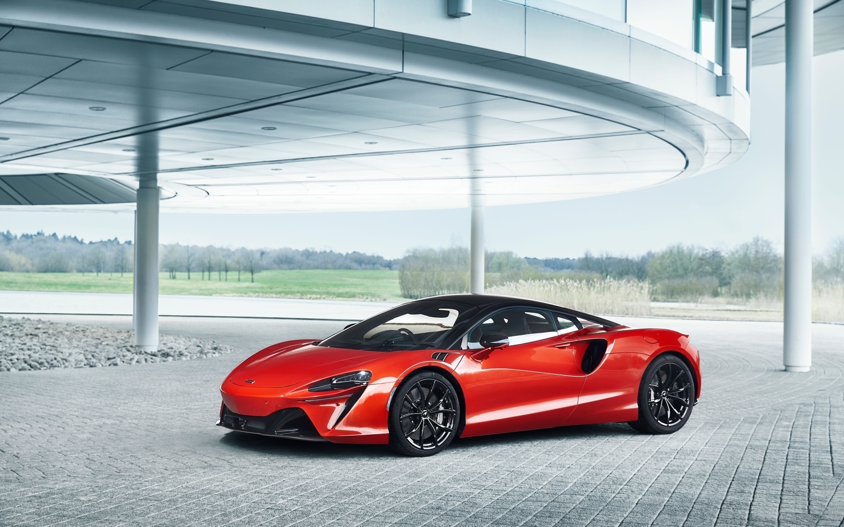 Красный спорткар McLaren ARTURA