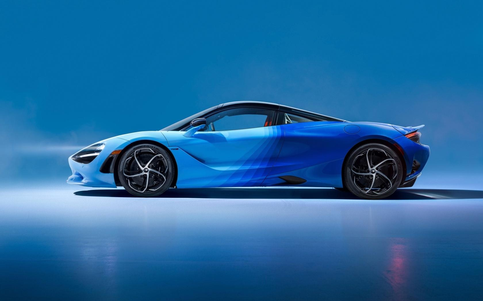 Вид сбоку на синий автомобиль McLaren MSO 750S