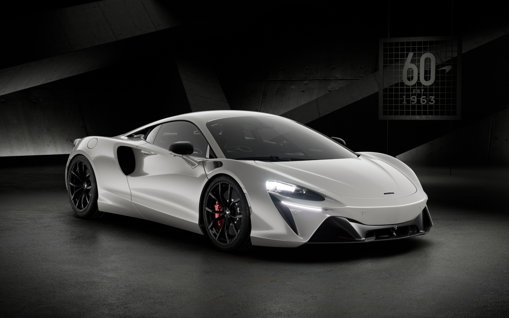 Серебристый автомобиль McLaren Artura 60th Anniversary Edition