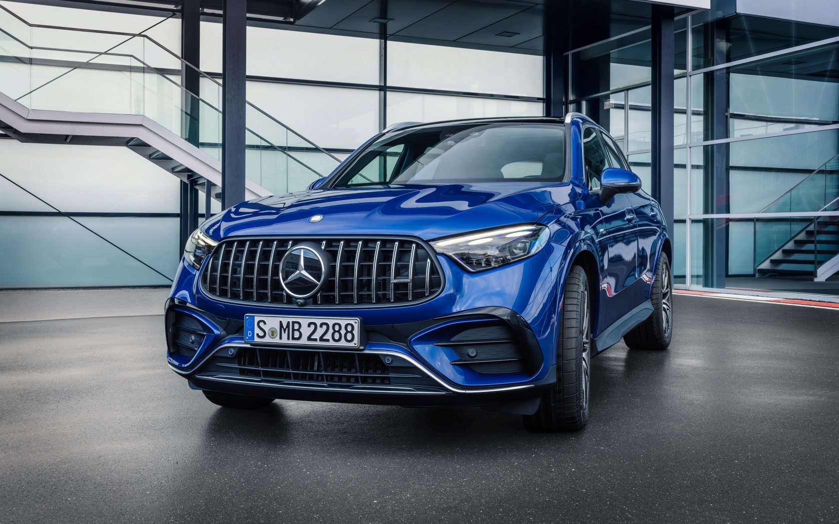 Синий автомобиль Mercedes-AMG GLC 43 4MATIC 2023 года