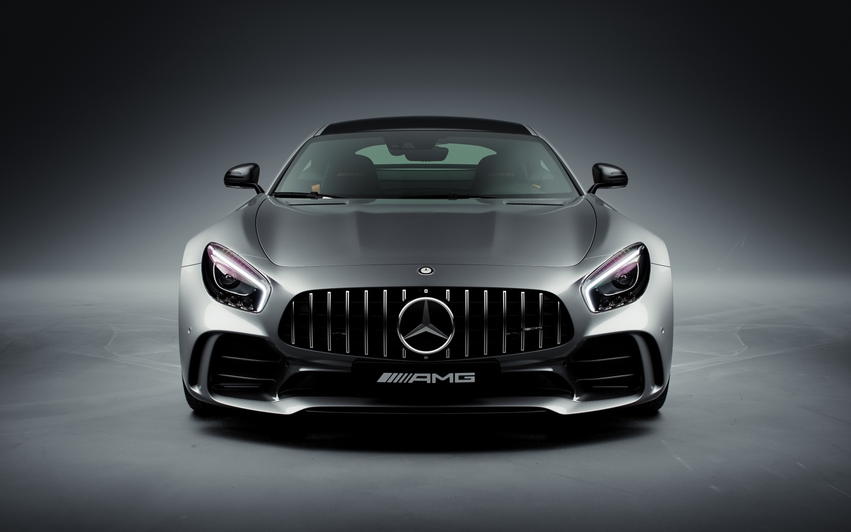 Вид спереди на автомобиль Mercedes-AMG GT R