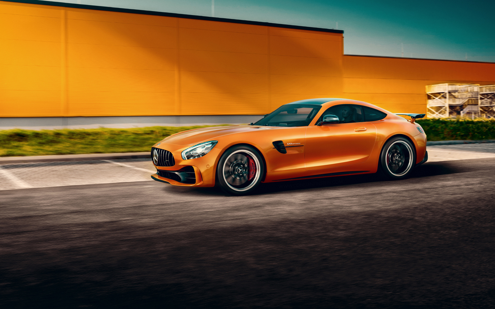 Оранжевый автомобиль Mercedes-Benz AMG GT R