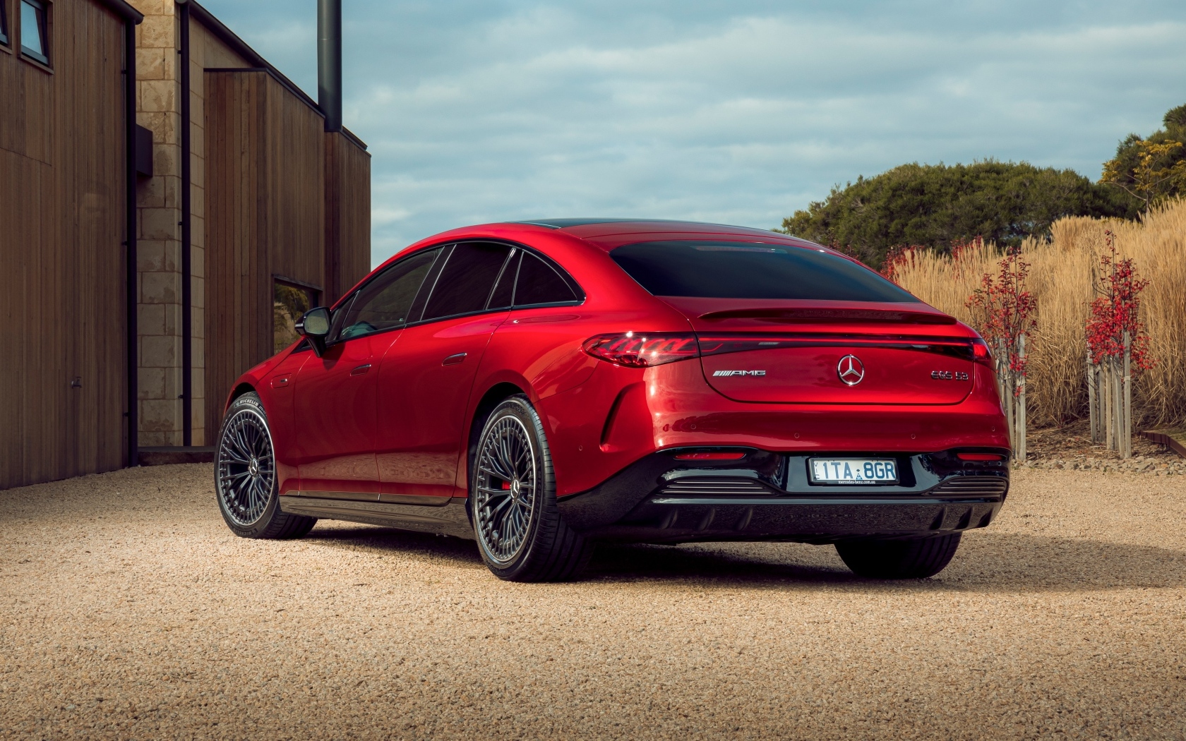 Красный автомобиль Mercedes-AMG EQS 53 4MATIC+