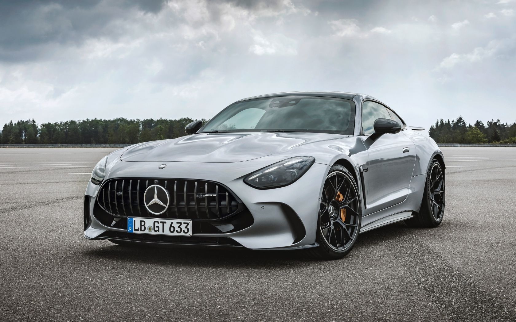 Серебристый автомобиль Mercedes-AMG GT 63 4MATIC+ 2023