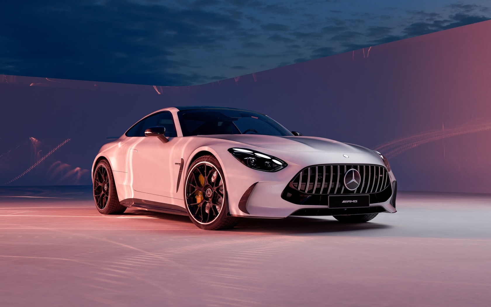 Серебристый автомобиль Mercedes AMG GT 2024 года
