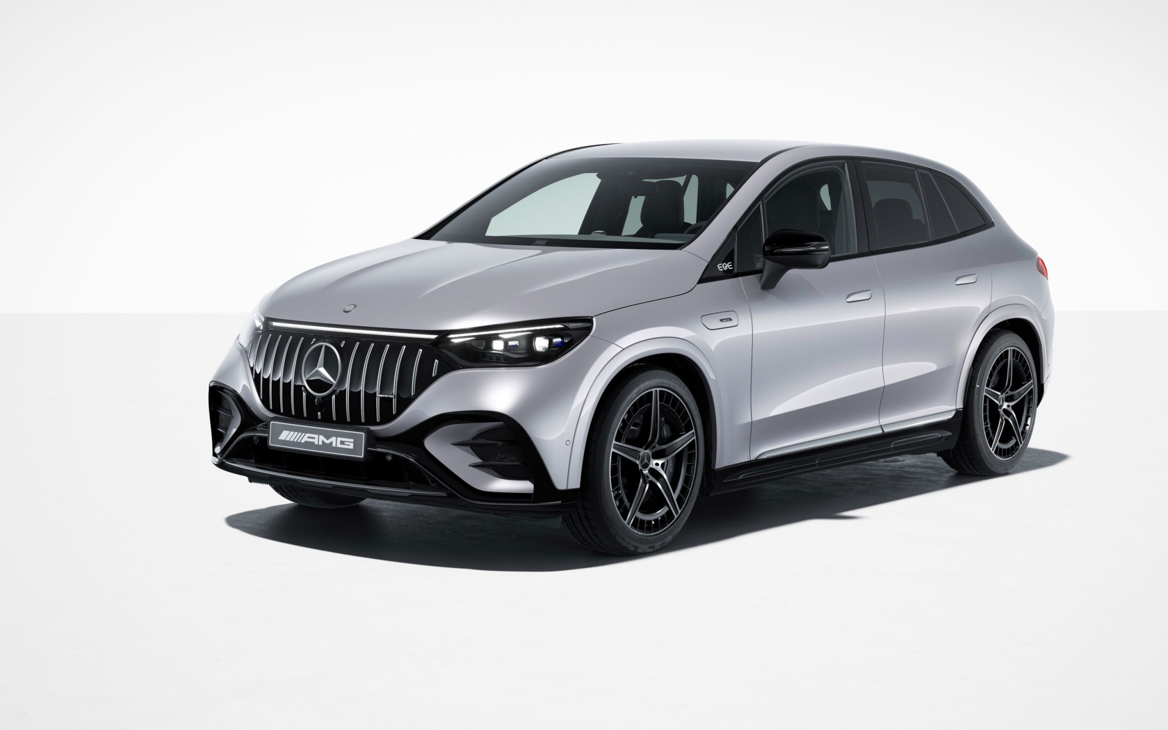 Серебристый внедорожник Mercedes-AMG EQE 43 4MATIC на белом фоне