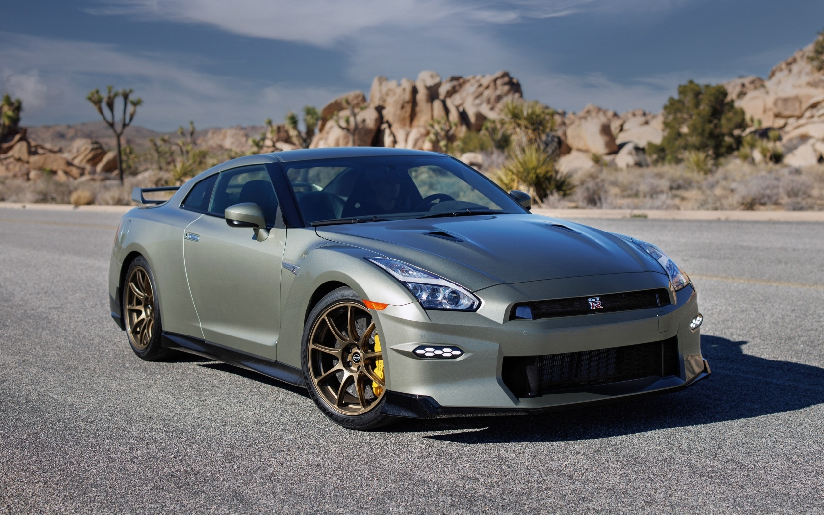 Серебристый автомобиль Nissan GT-R T-Spec 2024 года