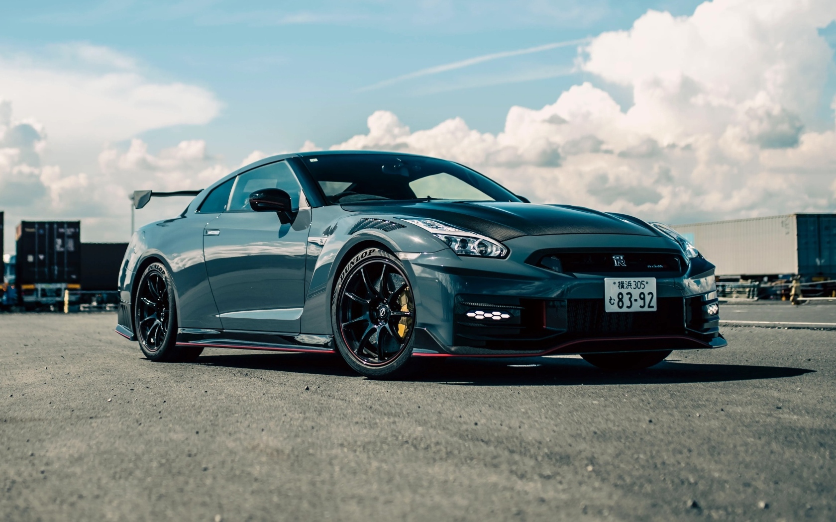 Стильный автомобиль Nissan GT-R Nismo  вид спереди