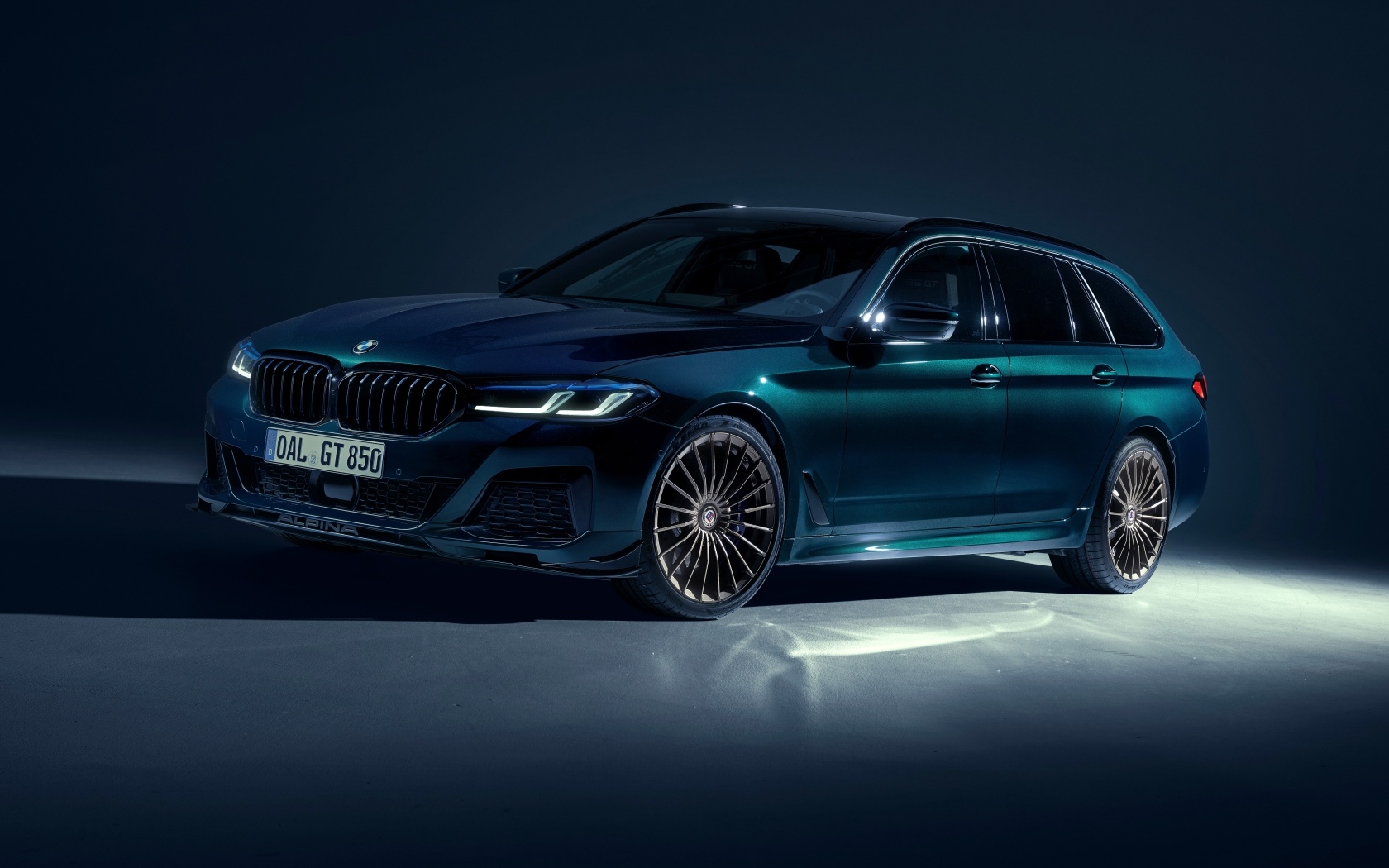 Автомобиль Alpina B5 GT Touring 2023 года на сером фоне
