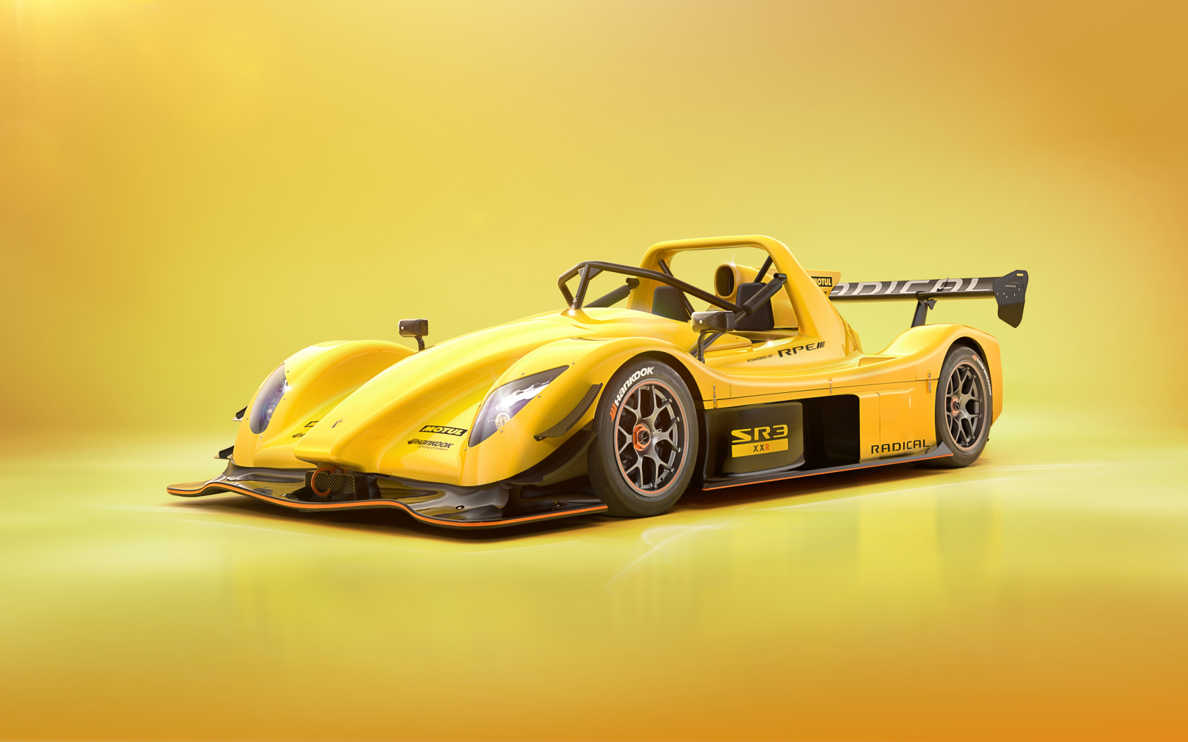 Автомобиль Radical SR3 3XR Rear 2023 года на желтом фоне