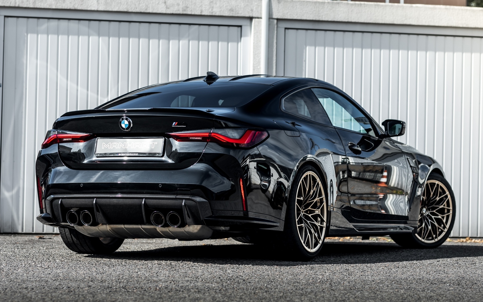 Черный автомобиль Manhart MH4 600 вид сзади