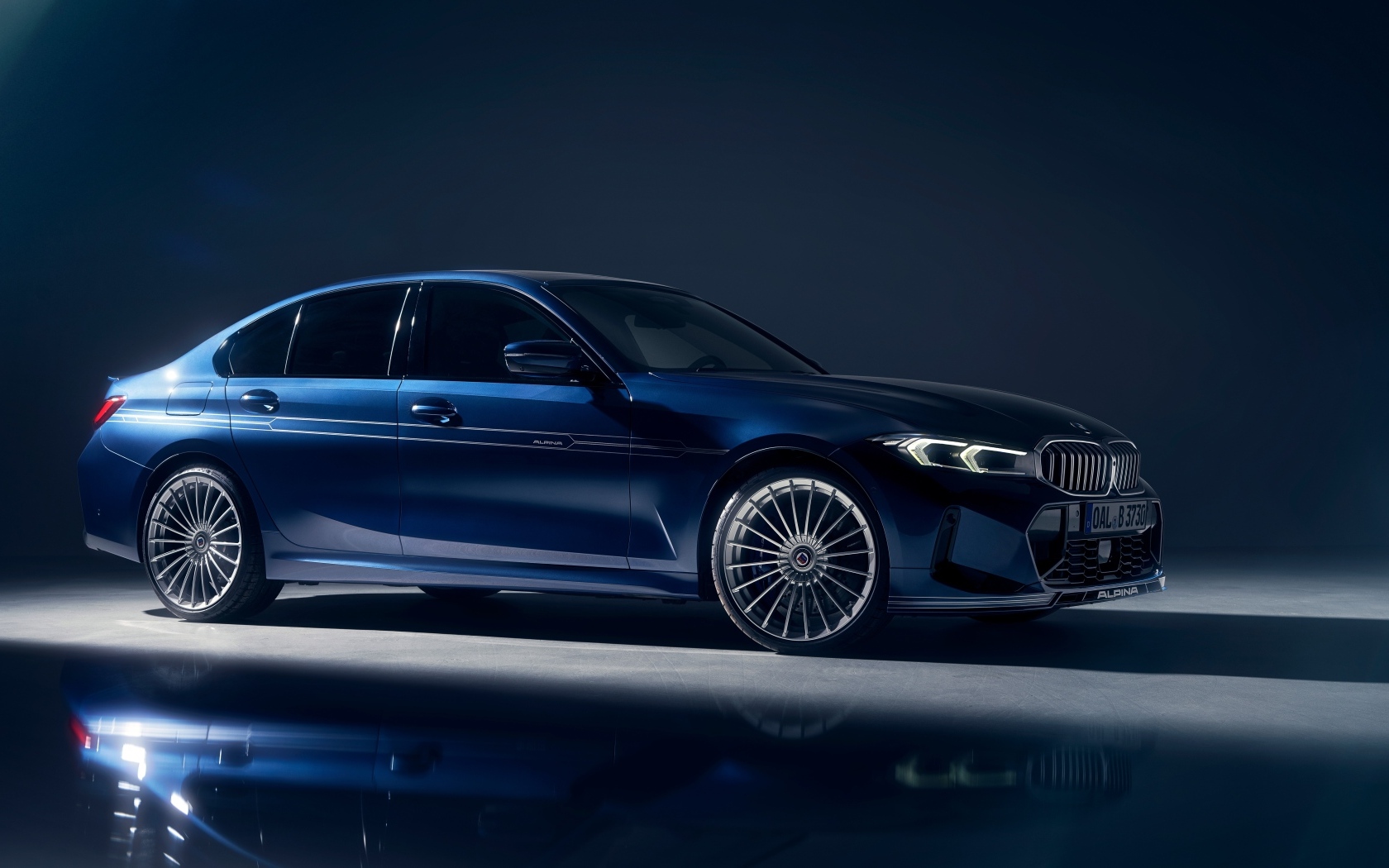 Синий автомобиль Alpina B3 Limousine 2022