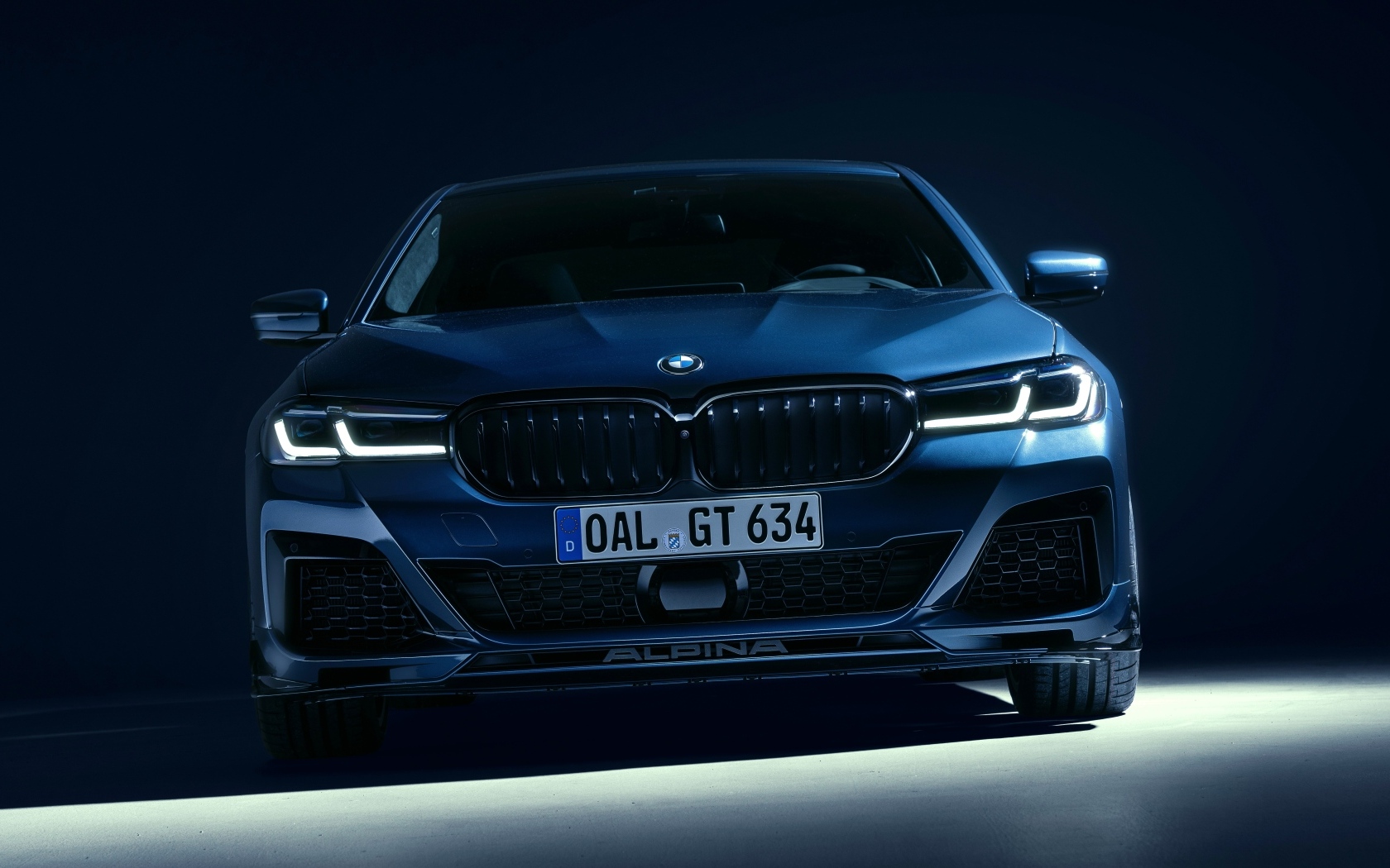 Синий автомобиль Alpina B5 GT 2023 вид спереди