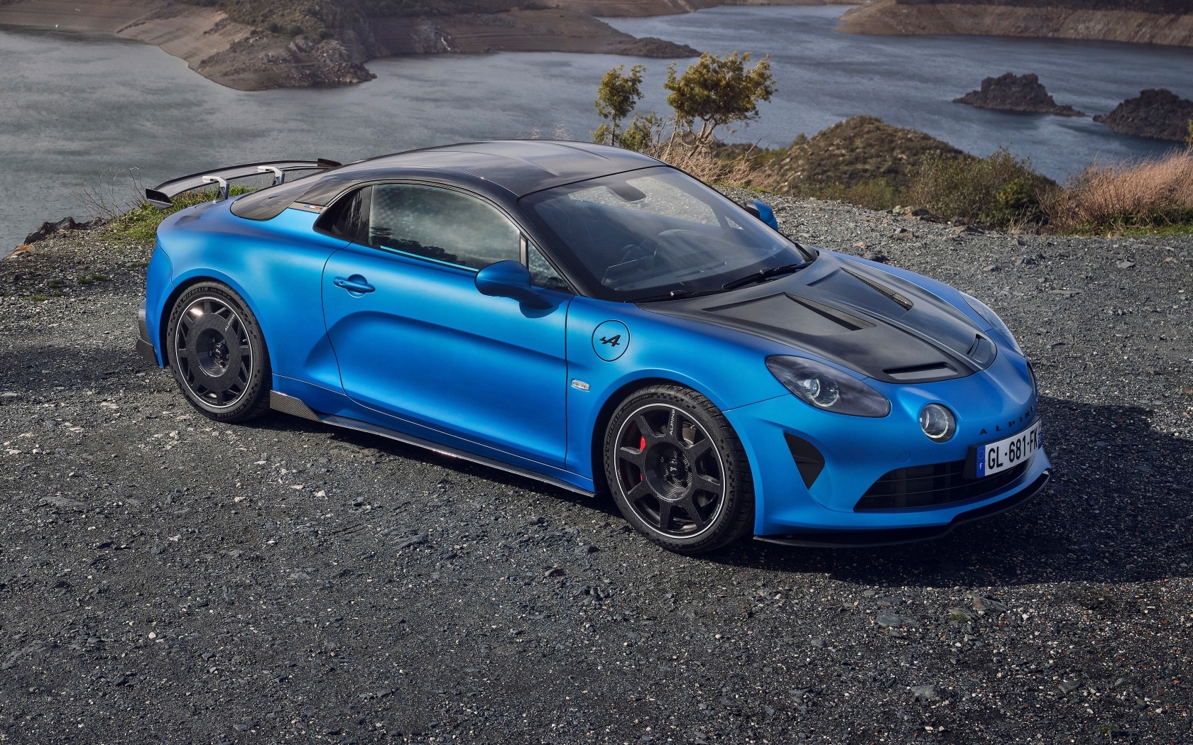 Синий автомобиль Alpine A110 R у воды