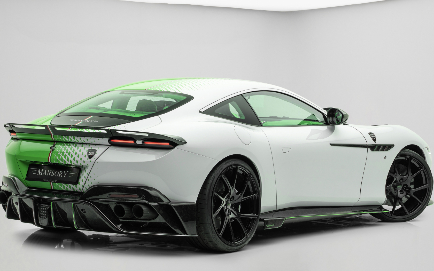 Вид сзади на автомобиль Mansory Tempesta Verde Ferrari Roma