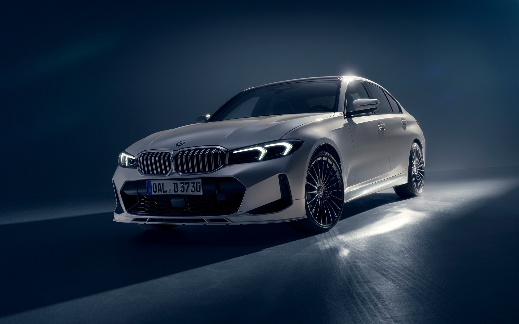 Серебристый автомобиль Alpina D3 S Limousine 2022