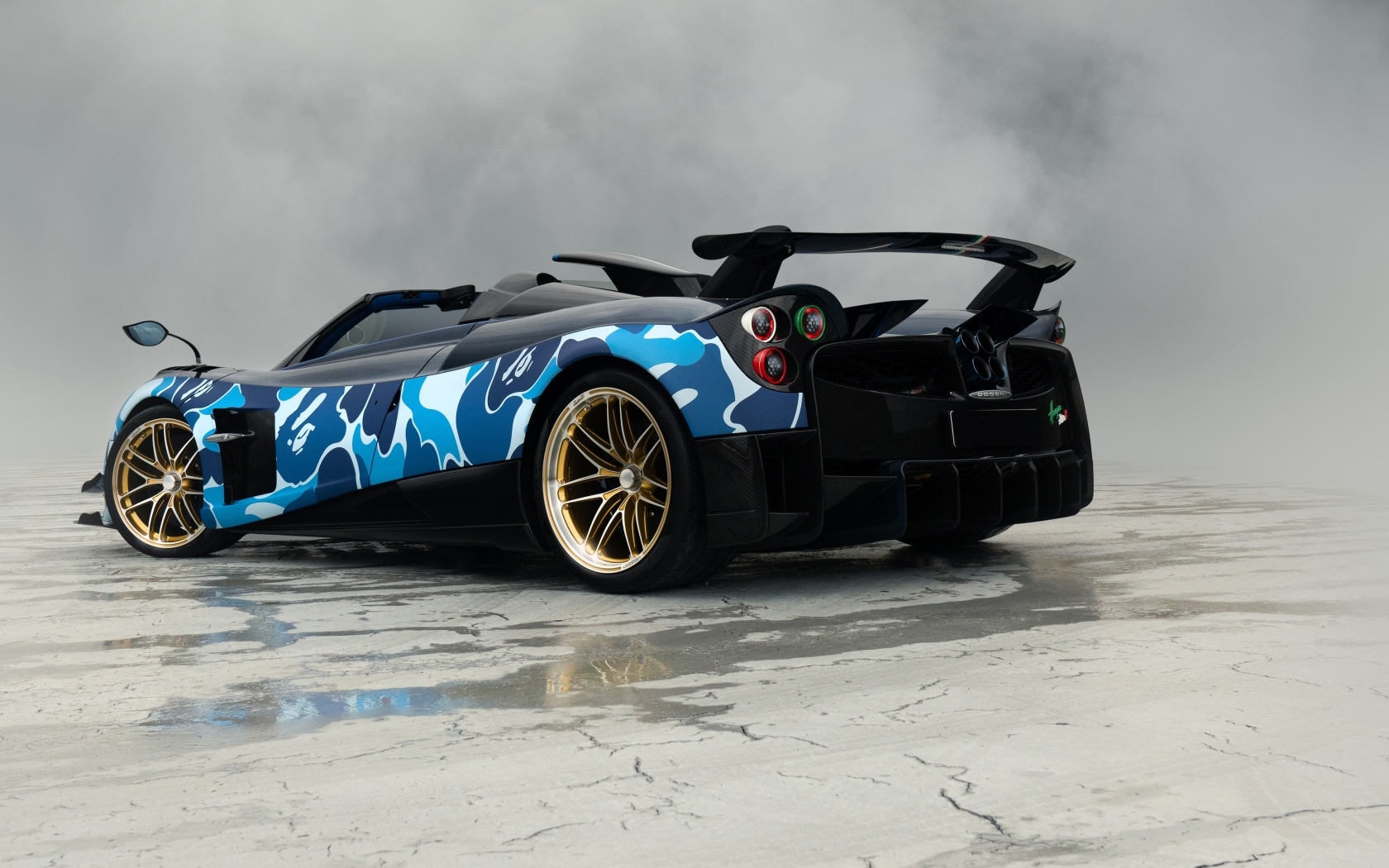Спортивный Pagani Huayra Roadster вид сзади